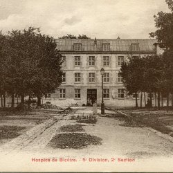 Hospice de Bicêtre, 5e division : cour, dortoir et bâtiment des (...)