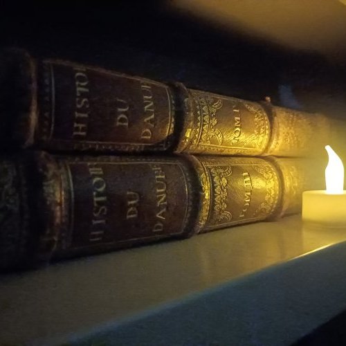 A LA LUMIÈRE DES LAMPES TORCHES